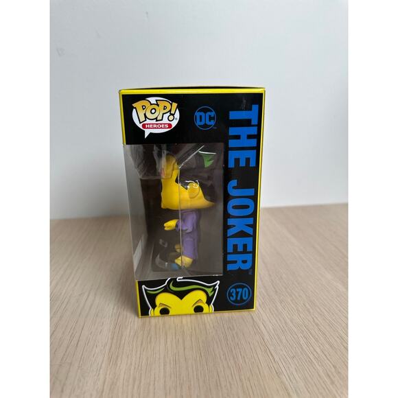 Funko Pop 370 The Joker Hot Topic Exclusive (Blacklight Glo) - NEW IN BOX - Picture 3 of 4